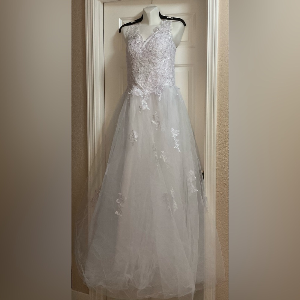ELEGANT WHITE FLORAL LACE WEDDING DRESS